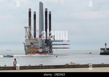 FRANKREICH, Hafen Le Havre, Fred Olsen-Flugzeugträger Brave Tern, ein Spezialschiff trägt Siemens Gamesa 7 MW-Windturbine Typ SWT-7.0-154 mit Turm und Rotorblatt für den Bau des 500 MW Offshore-Windparks Fecamp an der Normandie-Küste / FRANKREICH, Le Havre Hafen, auslaufendes Spezialschiff Brave Tern mit Siemens Gamesa Windkraftanlagen für den 500 MW Offshore Windpark Fecamp von Electricité de France SA EDF Renewables, Enbridge Inc. und wpd Stockfoto