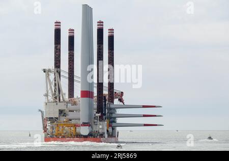 FRANKREICH, Hafen Le Havre, Fred Olsen-Flugzeugträger Brave Tern, ein Spezialschiff trägt Siemens Gamesa 7 MW-Windturbine Typ SWT-7.0-154 mit Turm und Rotorblatt für den Bau des 500 MW Offshore-Windparks Fecamp an der Normandie-Küste / FRANKREICH, Le Havre Hafen, auslaufendes Spezialschiff Brave Tern mit Siemens Gamesa Windkraftanlagen für den 500 MW Offshore Windpark Fecamp von Electricité de France SA EDF Renewables, Enbridge Inc. und wpd Stockfoto