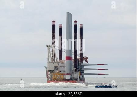 FRANKREICH, Hafen Le Havre, Fred Olsen-Flugzeugträger Brave Tern, ein Spezialschiff trägt Siemens Gamesa 7 MW-Windturbine Typ SWT-7.0-154 mit Turm und Rotorblatt für den Bau des 500 MW Offshore-Windparks Fecamp an der Normandie-Küste / FRANKREICH, Le Havre Hafen, auslaufendes Spezialschiff Brave Tern mit Siemens Gamesa Windkraftanlagen für den 500 MW Offshore Windpark Fecamp von Electricité de France SA EDF Renewables, Enbridge Inc. und wpd Stockfoto