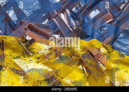 Panzereigel vor dem Hintergrund der Flagge der Ukraine, dem Krieg in der Ukraine Stockfoto