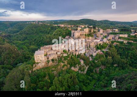Luftaufnahme der mittelalterlichen italienischen Stadt Sorano in der Provinz Grosseto in der südlichen Toskana, Italien Stockfoto