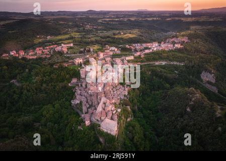 Luftaufnahme der mittelalterlichen italienischen Stadt Sorano in der Provinz Grosseto in der südlichen Toskana, Italien Stockfoto