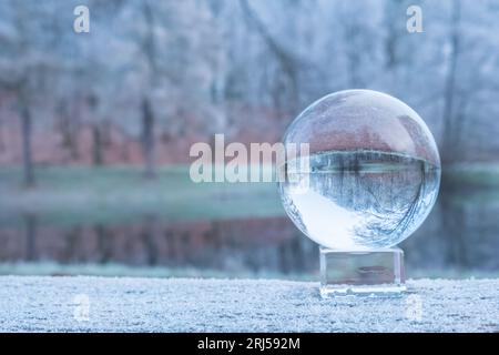 Kristallkugel gefrorener Natur. Winterhintergrund. Stockfoto