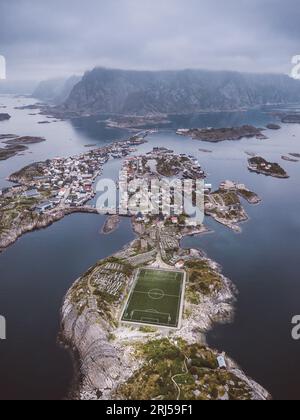 Luftaufnahme eines Fußballfeldes und einer Stadt auf den Inseln Stockfoto