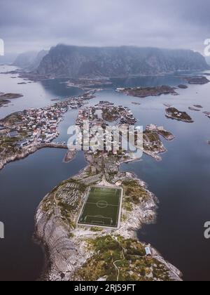 Luftaufnahme eines Fußballfeldes und einer Stadt auf den Inseln Stockfoto