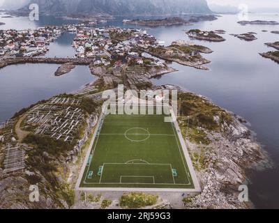 Luftaufnahme eines Fußballfeldes und einer Stadt auf den Inseln Stockfoto