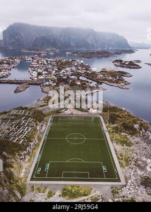 Luftaufnahme eines Fußballfeldes und einer Stadt auf den Inseln Stockfoto