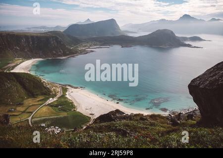Malerischer Blick auf den Strand, die Inseln und die Berge von einem Aussichtspunkt Stockfoto