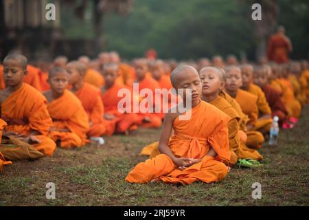 Große Gruppe von buddhistischen Mönchen während der Feier der Visak Bochea am Tempel Angkor Wat, Siem Reap, Kambodscha. Stockfoto