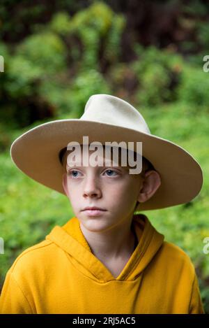 Kleiner Junge mit großem alten Hut Stockfoto
