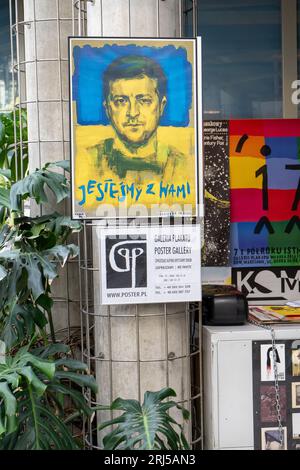 Porträt des ukrainischen Präsidenten Wolodymyr Zelensky auf einem Straßenplakat in Warschau. Gelber und blauer Hintergrund der ukrainischen Flagge. Polen, Warschau - 27. Juli 2023. Stockfoto