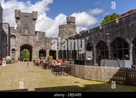 Blick auf Penrhyn Castle, ein Landhaus in einer ehemaligen normannischen und mittelalterlichen Burg, Llandygai, Bangor, Gwynedd, Nordwales, UK Stockfoto