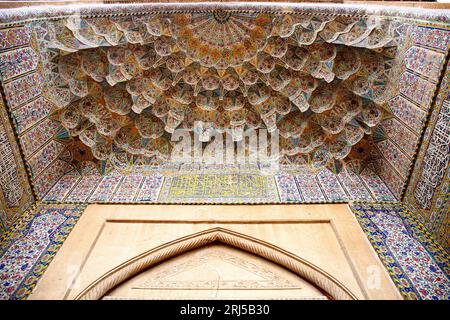 Vakil-Moschee, eine Moschee in Shiraz, im südlichen Iran. Diese Moschee wurde zwischen 1751 und 1773 in der Zand-Zeit erbaut Stockfoto