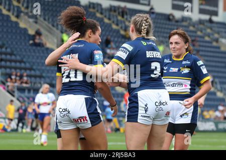 Leeds, Großbritannien. August 2023. Headingley Stadium, Leeds, West Yorkshire, 20. August 2023 Betfred Womens Super League Leeds Rhinos gegen Warrington Wolves Tara Moxon von Leeds Rhinos Women feiert den Versuch gegen Warrington Wolves Women mit Teamkollegen Caitlin Beevers und Hanna Butcher Credit: Touchlinepics/Alamy Live News Stockfoto