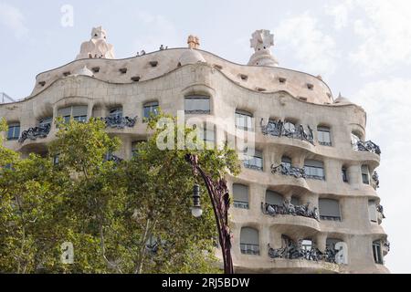 Eine Nahaufnahme der komplizierten Fassade der Casa Mila, gemeinhin als La Pedrera bezeichnet, eines der architektonischen Meisterwerke von Antoni Gaudí in Barcelona. Stockfoto