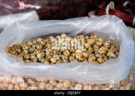 Eine große Tüte getrockneter Kichererbsen, die von einem Nuss- und Obstverkäufer auf einem grünen Markt in Tetovo, Nordmazedonien, verkauft werden kann. Nüsse in großen Plastiktüten. Stockfoto