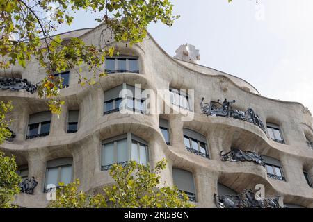 Außenansicht der Casa Mila, bekannt als La Pedrera, einem berühmten modernistischen Gebäude, das von Antoni Gaudí im Herzen von Barcelona, Katalonien, entworfen wurde Stockfoto