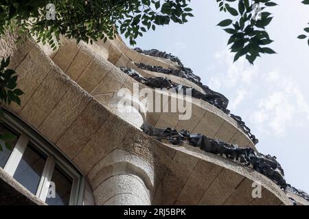 Architektonische Brillanz der Casa Mila, oft auch als La Pedrera bezeichnet, einer Kreation von Antoni Gaudí, in Barcelona, Katalonien, Spanien. Stockfoto