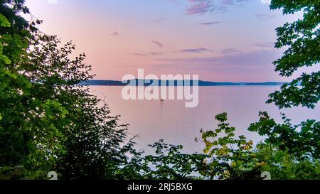 Segelboot bei Sonnenuntergang im Puget Sound Stockfoto