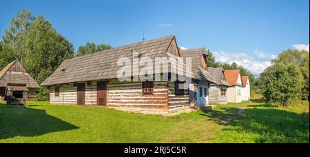 Martin, Slowakei - 08 10 2023: Blockhütte - Dorf mit traditionellem Holzhaus im Museum des Slowakischen Dorfes Stockfoto