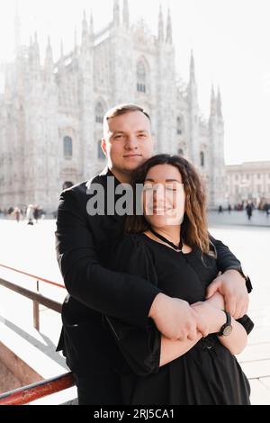 Stilvolles verliebtes Paar auf dem Mailänder Domplatz Stockfoto