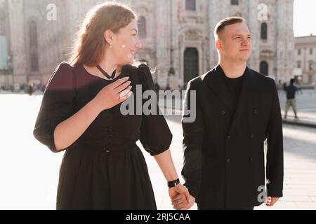 Ein stilvolles Paar, das gerne auf dem Mailänder Domplatz spazieren geht Stockfoto