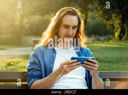 Mann, der auf seinem Telefon ein Video ansieht Stockfoto