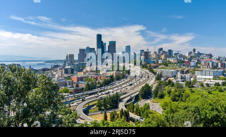 Luftaufnahme der Skyline von Seattle, WA im Juni Stockfoto