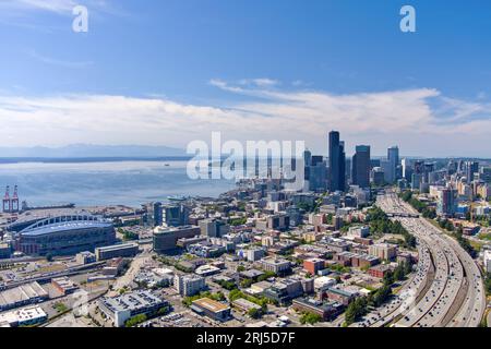 Luftaufnahme der Skyline von Seattle im Juni Stockfoto