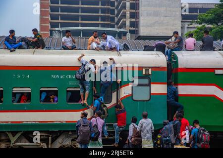 Heimreisende kämpfen darum, die Dachterrasse eines Zuges am Flughafen-Bahnhof in Dhaka vor Eid-ul-Azha zu bekommen. Dhaka, Bangladesch. Stockfoto