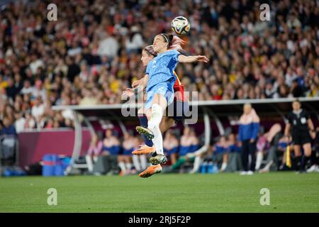 Sydney, Australien. August 2023. Lucy Bronze aus England und Alexia Putellas aus Spanien springen zusammen, um den Ball während der FIFA Frauen-Weltmeisterschaft Australien und Neuseeland 2023 im Finale zwischen Spanien und England im Stadion Australien am 20. August 2023 in Sydney, Australien, zu führen Credit: IOIO IMAGES/Alamy Live News Stockfoto