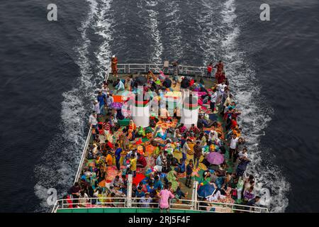 Überfüllte Starts verlassen Sadarghat am Terminal auf dem Buriganga River und bringen Passagiere auf dem Dach nach Hause, um Eid-ul-fitr zu feiern, dass sie das Leben riskieren Stockfoto