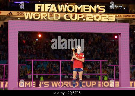 Sydney, Australien. August 2023. Aitana Bonmati aus Spanien posiert mit der Adidas Golden Ball Trophäe während der Preisverleihung nach der FIFA Frauen-Weltmeisterschaft Australien und Neuseeland 2023 Endspiel zwischen Spanien und England im Stadion Australien am 20. August 2023 in Sydney, Australien Credit: IOIO IMAGES/Alamy Live News Stockfoto