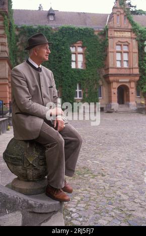 Boitzenburg, DDR 6. Juni 1990. Graf Adolf-Heinrich Graf von Arnim kehrt zum ersten Mal seit 45 Jahren auf das Familiengut und die Burg Boitzenburg zurück, um sein Erbe von der DDR-Regierung zurückzufordern. 1990er Jahre HOMER SYKES Stockfoto