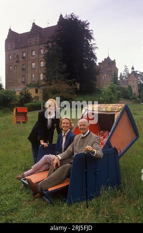 Boitzenburg, Ostdeutschland 6. Juni 1990. Graf Adolf-Heinrich Graf von Arnim hier gesehen mit seiner Frau Angelica Gräfin von Arnim und Tochter Beatrice Gräfin von Arnim kehren sie zum ersten Mal seit 45 Jahren auf das Familiengut und die Burg Boitzenburg zurück. Der Graf will sein Erbe von der DDR-Regierung zurückfordern. Die Burg wird von der DDR als Sanatorium und Ferienort für Offiziere und pensionierte Offiziere und deren Familien der DDR-Armee genutzt. 1990er Jahre HOMER SYKES Stockfoto