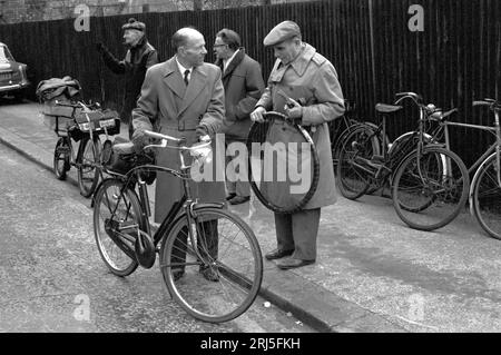 Chilton Street Market Tower Hamlets Gebrauchtfahrradmarkt in der Nähe von Brick Lane. Sonntagmorgen Markt gebrauchte Treträder zum Verkauf. 1970er England 1974. UK HOMER SYKES Stockfoto