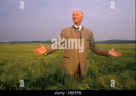 Graf Adolf-Heinrich Graf von Arnim kehrt zum ersten Mal seit 45 Jahren auf das Familiengut und die Burg Boitzenburg zurück, um sein Erbe von der DDR-Regierung zurückzufordern. Boitzenburg, DDR 6. Juni 1990 1990. HOMER SYKES Stockfoto