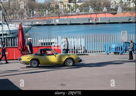 Detail eines klassischen englischen Sportwagens in der Stadt, Triumph Spitfire IV, in Bananengelb Stockfoto