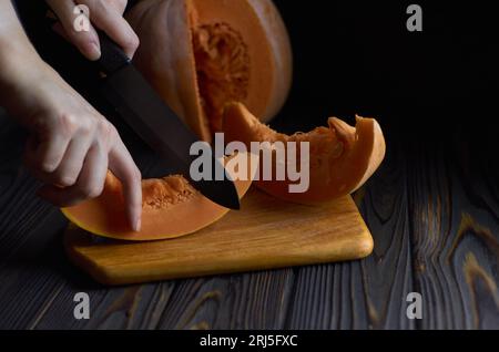 Pumkin im dezenten Stil, dunkler Hintergrund, Lebensmittelfotografie. Halloween, Herbst, Stillleben. Foto für Blog, Zeitschrift, artikel-Web-Werbung Stockfoto