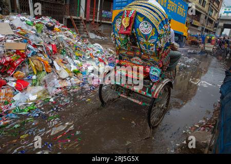 Plastikmüll wurde neben der Straße in Jurain in Dhaka, Bangladesch, abgesetzt. Stockfoto