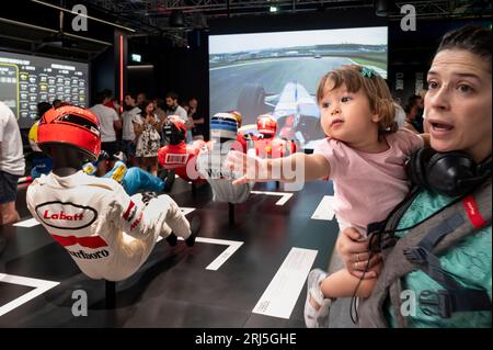 Madrid, Spanien. August 2023. Eine Mutter und ihr Kind werden auf der ersten offiziellen Formel-1-Ausstellung (FIA) auf der IFEMA Madrid gesehen. Das immersive Event zeigt die Vergangenheit, Gegenwart und Zukunft dieses Sports. (Foto: Miguel Candela/SOPA Images/SIPA USA) Credit: SIPA USA/Alamy Live News Stockfoto