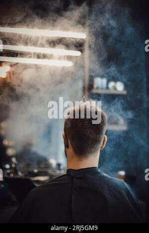 Ein Mann sitzt in einem Friseurladen Stockfoto