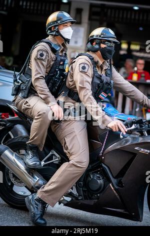 Zwei thailändische Polizisten fahren auf ihrem Motorrad auf Soi Buakhao, Pattaya. Stockfoto