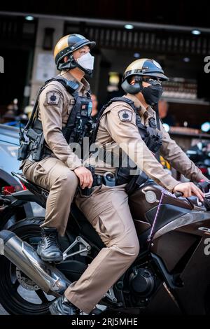 Zwei thailändische Polizisten fahren auf ihrem Motorrad auf Soi Buakhao, Pattaya. Stockfoto