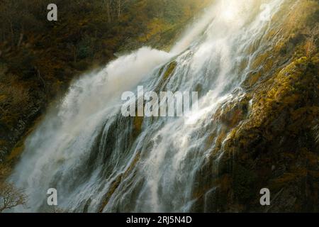 Eine Nahaufnahme des Powerscourt-Wasserfalls im Sonnenlicht auf dem Powerscourt-Anwesen in Enniskerry, Co Wicklow, Irland. Stockfoto