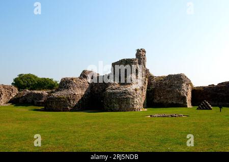 Die Ruinen des kleinen romanischen Donjons mit monumentalen abgerundeten Bastionen in der Nähe des Brunnens und einer Pyramide aus Steinkugeln, die als Trebuchet-Munition verwendet werden Stockfoto