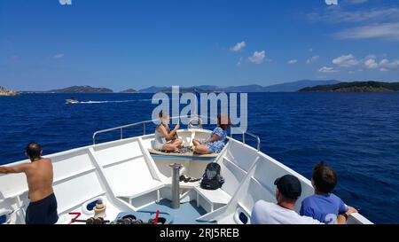 Skiathos, Griechenland - August 2023: Kreuzfahrt auf dem Ägäischen Meer zur Insel Skiathos in Griechenland Stockfoto