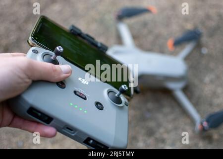 Ein Mann, der die Fernbedienung der modernen Drohne hält Stockfoto