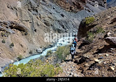 Wanderung nach Zanskar über dem Fluss Tsarab Chu, Ladakh, Indien Stockfoto