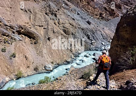 Wanderung nach Zanskar über dem Fluss Tsarab Chu, Ladakh, Indien Stockfoto